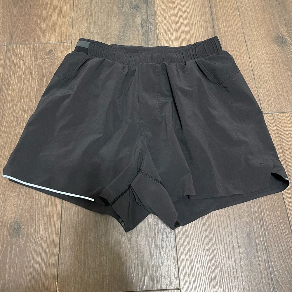 Men’s size small lululemon shorts 4 inch